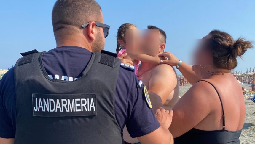 Fetița de 5 ani din Turda, pierdută pe plaja din Saturn, a fost salvata de jandarmi și adusă înapoi la familie 1 fetita de 5 ani din turda ratacita pe plaja din saturn gasita de jandarmi si reunita cu familia 68a34b5b6e2d7