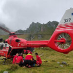 O fetiță de 9 ani, descoperită rănită și în stare de inconștiență la Bâlea Lac, a fost transportată de urgență cu un elicopter SMURD. 3 fetita de 9 ani gasita ranita si inconstienta la balea lac a fost preluata de urgenta cu un elicopter smurd 68a47ec94f62f
