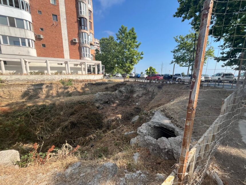 Compania ce intenționează să construiască un imobil pe situri arheologice se află într-un proces cu Portul, solicitând despăgubiri pentru pierderea monopolului în domeniul pilotajului. 1 firma care vrea sa ridice un bloc peste vestigii arheologice se judeca cu portul si cere daune deoarece nu a fost lasata sa detina monopolul in activitatile de pilotaj 68a5029bb58c2
