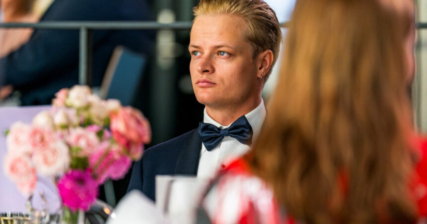 Marius Borg Hoiby, fiul prințesei moștenitoare a Norvegiei, Mette-Marit, se confruntă cu acuzații grave de viol în patru cazuri distincte. 1 fiul printesei mostenitoare a norvegiei mette marit marius borg hoiby a fost inculpat pentru patru violuri 68a42a5f37056