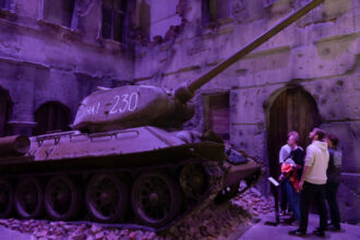 fortati sa lupte in armata inamica pentru a si salva familiile de ce o expozitie despre razboi a provocat un scandal urias in polonia 68a69ca8da42c