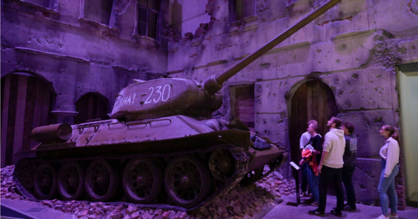 Cruzimea războiului: Cum o expoziție a stârnit un val de controverse în Polonia, punându-i pe soldați în fața unei dileme dureroase pentru familiile lor 1 fortati sa lupte in armata inamica pentru a si salva familiile de ce o expozitie despre razboi a provocat un scandal urias in polonia 68a69ca8da42c