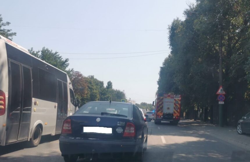 Coliziune la CET, la trecerea de pietoni: Traficul este complet oprit pe ambele direcții! 1 foto accident la cet la trecerea de pietoni traficul este blocat pe ambele sensuri 6895cfa8e75e0