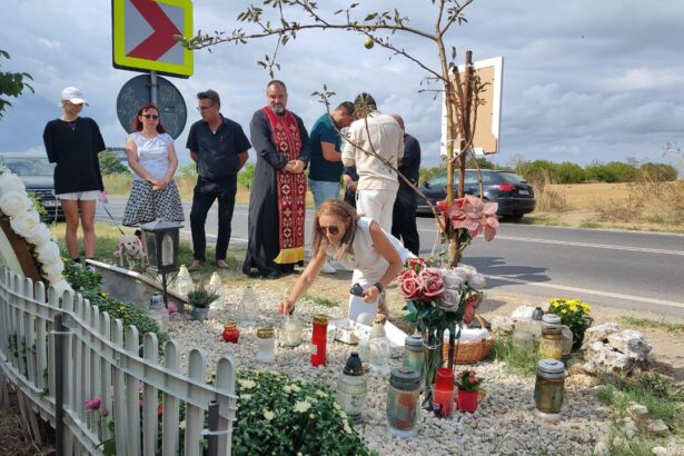 foto doi ani de la accidentul de la 2 mai parintii tinerilor accidentati mortal de vlad pascu prezenti la locul accidentului un preot oficiaza slujba de pomenire 68a4263269cca