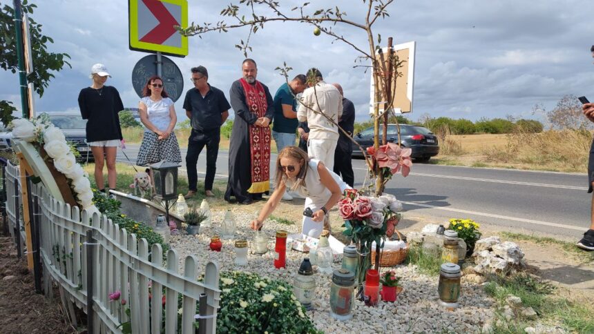 Comemorarea a doi ani de la tragedia de la 2 Mai: părinții tinerilor victime, alături de un preot, la locul unde s-a petrecut nenorocirea. 1 foto doi ani de la accidentul de la 2 mai parintii tinerilor accidentati mortal de vlad pascu prezenti la locul accidentului un preot oficiaza slujba de pomenire 68a4263269cca
