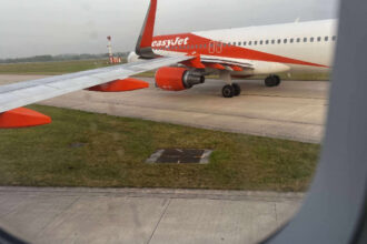 foto doua avioane au intrat in coliziune pe aeroportul din manchester tot avionul a tremurat a fost o lovitura puternica 689f0144a44d7