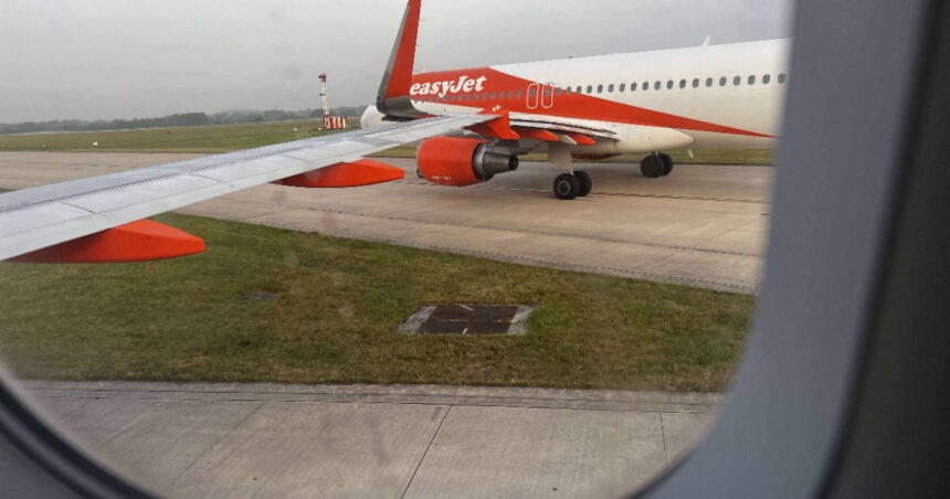 foto doua avioane au intrat in coliziune pe aeroportul din manchester tot avionul a tremurat a fost o lovitura puternica 689f0144a44d7