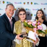 Culminarea Festivalului Național de Muzică și Dans Popular Românesc Mamaia 2025: Irina Loghin, învingătoare cu Trofeul Mamaia Nostalgia! 2 foto final spectaculos la festivalul national al cantecului si dansului popular romanesc mamaia 2025 irina loghin a primit trofeul mamaia nostalgia 68b30c7feb1ec