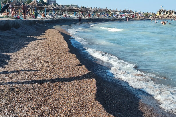 foto furtuna care a maturat litoralul a distrus o parte a noii plaje din mangalia turistii isi croiesc cu greu drum spre apa 68982fcd7ca32