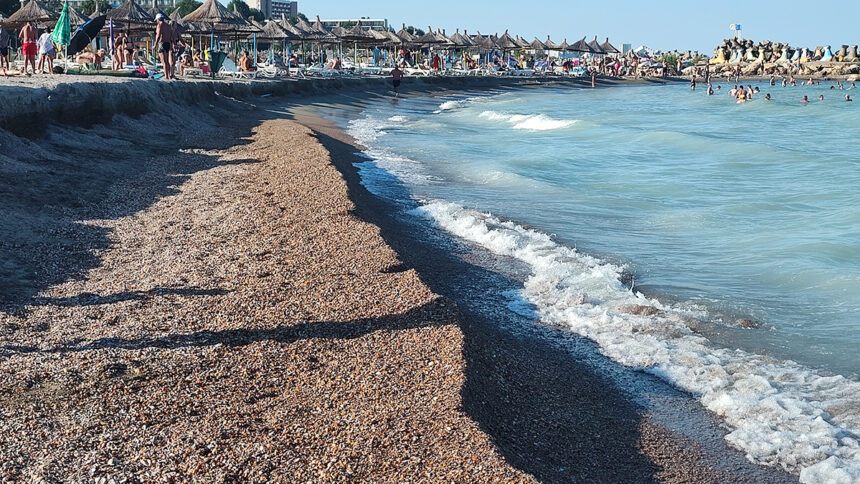 Furtuna devastatoare a lovit litoralul: Turiștii se luptă să ajungă la marea din Mangalia, unde noua plajă a fost afectată! 1 foto furtuna care a maturat litoralul a distrus o parte a noii plaje din mangalia turistii isi croiesc cu greu drum spre apa 68982fcd7ca32