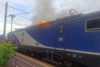 foto incendiu in halta palas arde locomotiva trenului constanta craiova 68b456f4e2f67