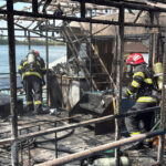 Flăcări devastatoare pe faleza din Tulcea: un ponton dormitor în flăcări afectează ambarcațiunile din jur 2 foto incendiu la un ponton dormitor amplasat pe faleza din tulcea flacarile s au extins la barcile din apropiere 688f71626f358