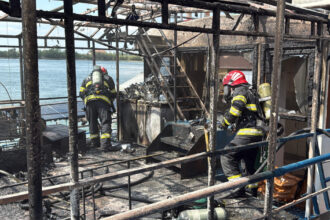 foto incendiu la un ponton dormitor amplasat pe faleza din tulcea flacarile s au extins la barcile din apropiere 688f71626f358
