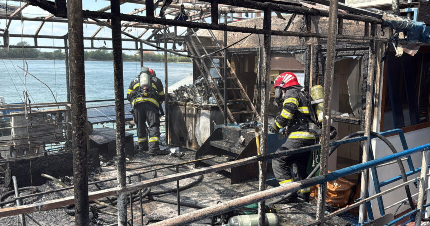 Flăcări devastatoare pe faleza din Tulcea: un ponton dormitor în flăcări afectează ambarcațiunile din jur 1 foto incendiu la un ponton dormitor amplasat pe faleza din tulcea flacarile s au extins la barcile din apropiere 688f71626f358