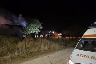 foto incendiu misterios la lipnita o casa a ars complet desi era fara curent electric proprietarii sunt plecati in germania reactia primarului 68b2e4e813cba