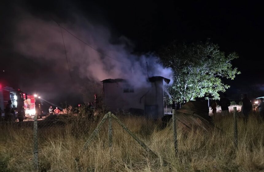 Noaptea trecută, flăcările au cuprins o locuință în Cuiugiuc, comuna Lipnița 1 foto incendiu noaptea trecuta la o casa din cuiugiuc comuna lipnita 68b28dc5e8b98