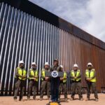 Zidul dintre SUA și Mexic, vopsit în negru de Trump pentru a-i descuraja pe imigranți să-l depășească 3 foto inedit metoda direct de la trump zidul dintre sua si mexic vopsit in negru ca sa se incinga si sa i impiedice pe imigranti sa l escaladeze 68a64d5174939