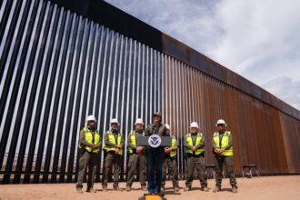 foto inedit metoda direct de la trump zidul dintre sua si mexic vopsit in negru ca sa se incinga si sa i impiedice pe imigranti sa l escaladeze 68a64d5174939