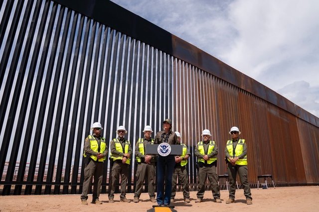 Zidul dintre SUA și Mexic, vopsit în negru de Trump pentru a-i descuraja pe imigranți să-l depășească 1 foto inedit metoda direct de la trump zidul dintre sua si mexic vopsit in negru ca sa se incinga si sa i impiedice pe imigranti sa l escaladeze 68a64d5174939