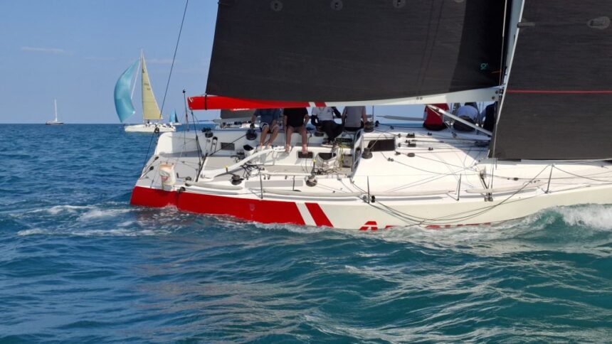 Litoralul românesc se transformă în terenul marilor învingători: Startul Regatei România Cup 2025! 1 foto litoralul romanesc devine arena pentru campioni romania cup final regatta 2025 la linie de start 68a6db393a6e1
