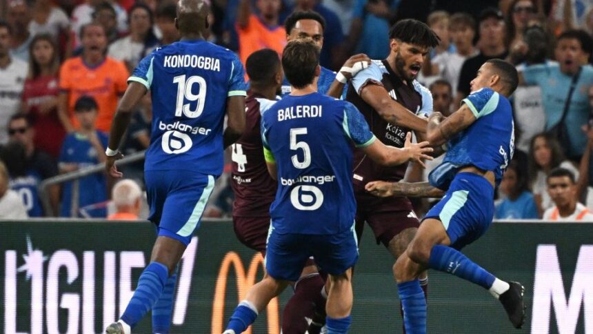 Mason Greenwood, într-o situație penibilă într-un meci amical! Un coleg din echipa națională i-a adresat reproșuri și i-a distrus tricoul 1 foto mason greenwood umilit intr un amical un international englez l a luat la rost si i a sfasiat tricoul 689855dc85fab