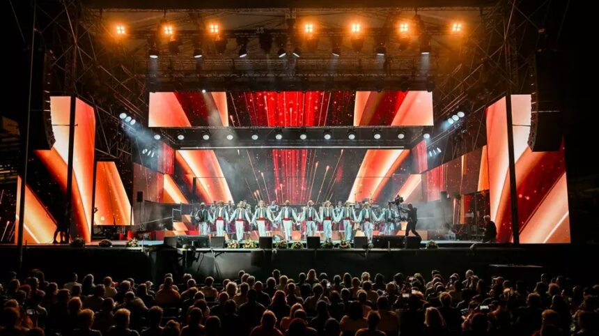 Mamaia Constanța: Festivalul Național al Cântecului și Dansului Popular își deschide porțile, transformând stațiunea într-o adevărată rampă de lansare pentru folclorul românesc! 1 foto omd mamaia constanta incepe festivalul national al cantecului si dansului popular mamaia se transforma in scena folclorului romanesc 68af1b75b2a95