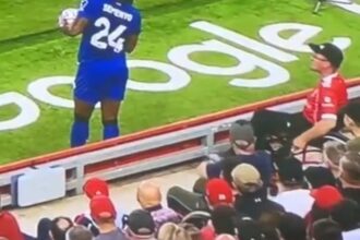 foto politia investigheaza caz ireal de abuz rasial cu un fan liverpool in scaun cu rotile in prim plan 68a073a2b9ebb