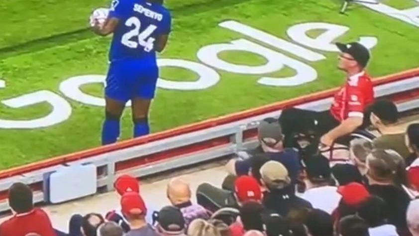 Poliția cercetează un incident șocant de discriminare rasială, având ca protagonist un suporter Liverpool în scaun cu rotile 1 foto politia investigheaza caz ireal de abuz rasial cu un fan liverpool in scaun cu rotile in prim plan 68a073a2b9ebb