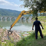 Prefectura Neamț: 300 de metri cubi de deșeuri îndepărtați din Lacul Izvorul Muntelui, dar drumul spre curățenie este încă lung! 2 foto prefectura neamt au fost scosi din lacul izvorul muntelui 300 de metri cubi de deseuri dupa viituri curatenia e departe de final 6894bf81b8efb