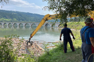 foto prefectura neamt au fost scosi din lacul izvorul muntelui 300 de metri cubi de deseuri dupa viituri curatenia e departe de final 6894bf81b8efb