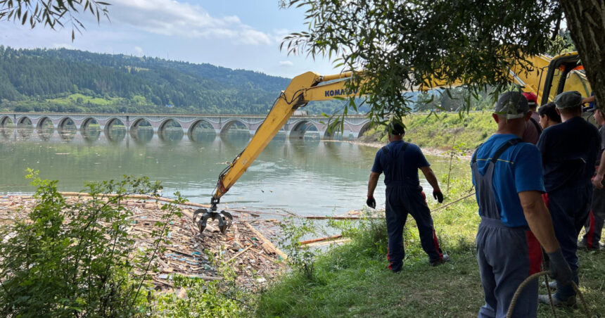 Prefectura Neamț: 300 de metri cubi de deșeuri îndepărtați din Lacul Izvorul Muntelui, dar drumul spre curățenie este încă lung! 1 foto prefectura neamt au fost scosi din lacul izvorul muntelui 300 de metri cubi de deseuri dupa viituri curatenia e departe de final 6894bf81b8efb