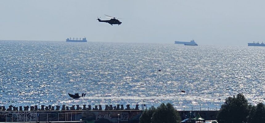 Spectacol pe țărm: Pregătirile pentru Ziua Marinei 2025 la Cazinoul din Constanța, cu elicoptere militare și nave de război în acțiune! 1 foto pregatiri de ziua marinei 2025 pe faleza cazinoului si in portul tomis elicoptere militare vase si salupele rapide ale fortelor navale si au facut deja aparitia 6893811a0bc58