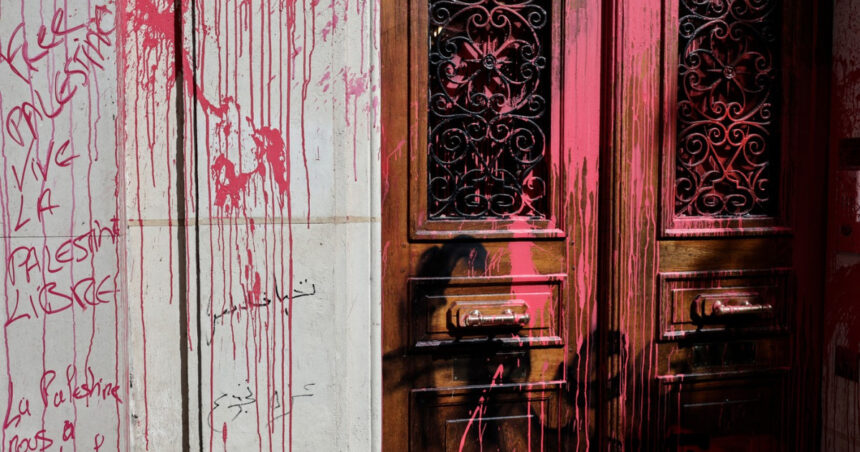 Sediul companiei aeriene naționale israeliene din Paris, ținta vandalismului: „Când Macron promite ajutoare Hamasului, acesta este efectul!” 1 foto sediul companiei aeriene nationale israeliene de la paris vandalizat cand macron anunta cadouri hamasului acesta e rezultatul 6894da89000a2