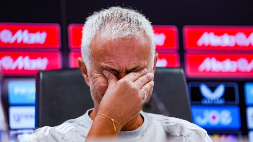 Jose Mourinho, copleșit de emoție la conferință după pierderea lui Jorge Costa: "Voi acționa așa cum mi-ar fi recomandat el: azi și mâine sunt ocupat, iar apoi voi lăsa lacrimile să curgă" 1 foto si video jose mourinho in lacrimi la conferinta dupa decesul lui jorge costa o sa fac cum mi ar fi spus el azi si maine am treaba iar dupa voi p 68924b0259093