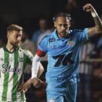 Neymar surprinde cu un look neobișnuit și marchează două goluri la întoarcerea în Brazilia! Se apropie selecția pentru naționala lui Carlo Ancelotti? 2 foto si video neymar look bizar si prima dubla dupa revenirea in brazilia urmeaza convocarea la nationala lui carlo ancelotti 6891b3d089b31