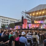 Mamaia în sărbătoare: Zeci de mii de oameni se bucură de festivalul vibrant din jurul scenei, cu toate locurile ocupate! 2 foto sute de constanteni si turisti asista la festivalul din mamaia in jurul scenei si al tribunelor cu spectatori in aceasta seara toate biletele au fost vandute 68a9ffecb2f97