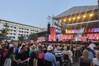 foto sute de constanteni si turisti asista la festivalul din mamaia in jurul scenei si al tribunelor cu spectatori in aceasta seara toate biletele au fost vandute 68a9ffecb2f97