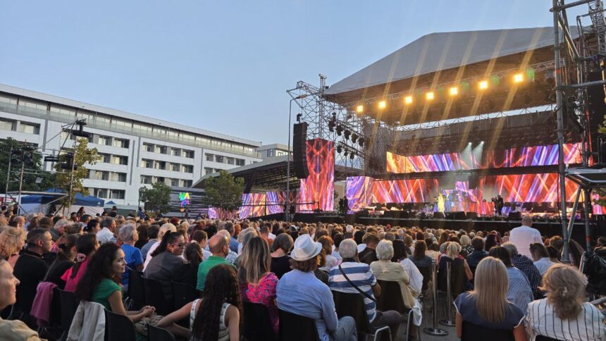 Mamaia în sărbătoare: Zeci de mii de oameni se bucură de festivalul vibrant din jurul scenei, cu toate locurile ocupate! 1 foto sute de constanteni si turisti asista la festivalul din mamaia in jurul scenei si al tribunelor cu spectatori in aceasta seara toate biletele au fost vandute 68a9ffecb2f97