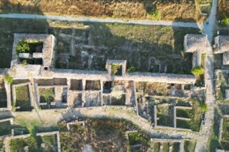 foto tezaur descoperit de arheologi la cetatea histria monede antice si bijuterii din metale pretioase din perioada romana au fost scoase la lumina 68a9ce41207c4