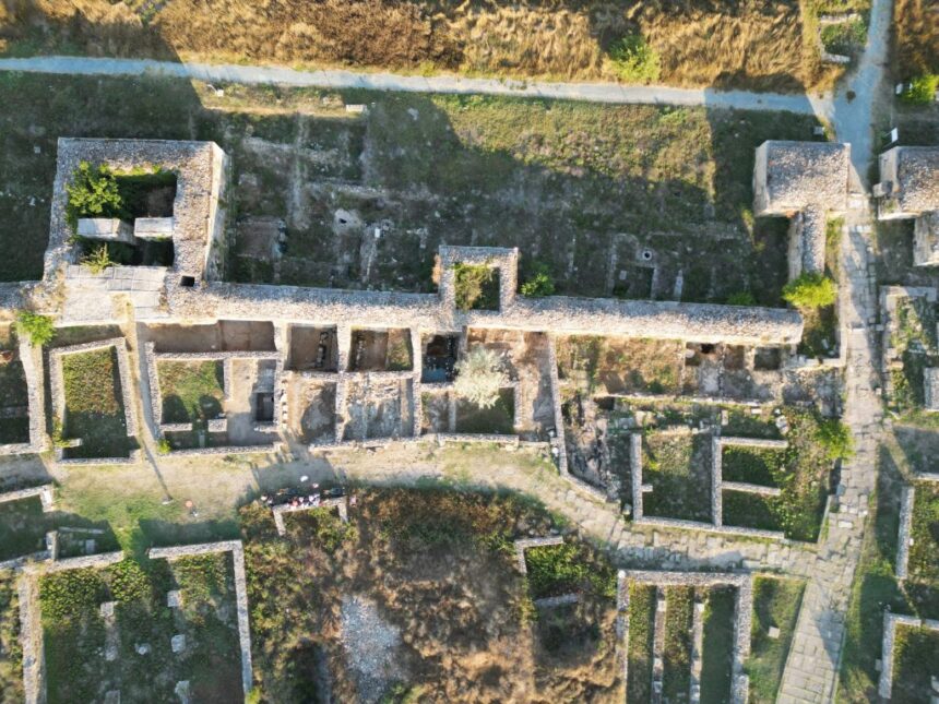 Descoperiri fascinante la cetatea Histria: Monede străvechi și bijuterii rare din epoca romană, dezvăluite de arheologi! 1 foto tezaur descoperit de arheologi la cetatea histria monede antice si bijuterii din metale pretioase din perioada romana au fost scoase la lumina 68a9ce41207c4