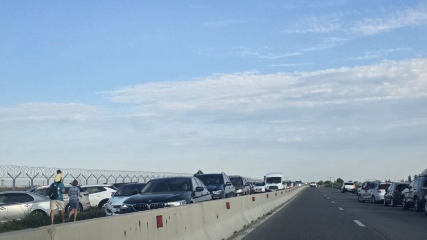Cozi interminabile pe DN 2A către Aeroportul Mihail Kogălniceanu: O adevărată provocare de trafic! 1 foto trafic de cosmar pe dn 2a spre aeroportul mihail kogalniceanu coloanele sunt de peste 5 km 688e45ad0ad0b