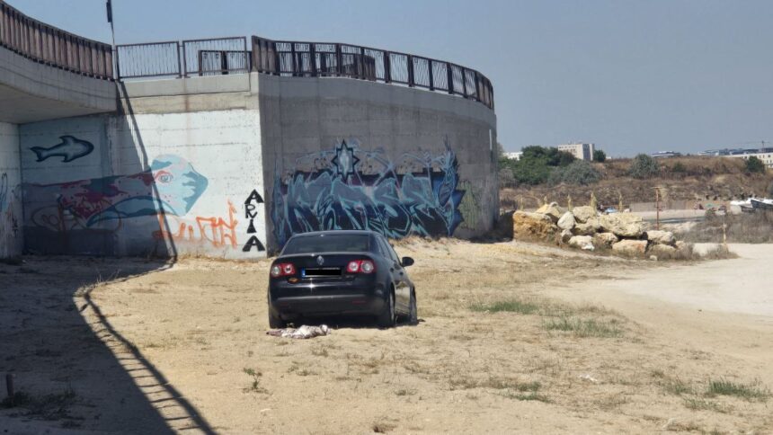 Străin surprins cu mașina pe plaja din Santa Maria Bay – o aventură care s-a lăsat cu sancțiuni! 1 foto turist strain blocat cu masina pe plaja in zona santa maria bay s a ales si cu amenda 689db8be8ad54