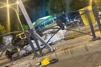 foto un tanar sofer a pierdut controlul masinii si s a rasturnat dupa ce a lovit un refugiu de tramvai in bucuresti 68ad56d5ecc03