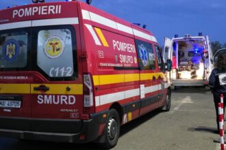 foto unei persoane i s a facut rau in parcarea de la carrefour tom constanta barbatului i se efectueaza protocolul de resuscitare 68b484ab55d20