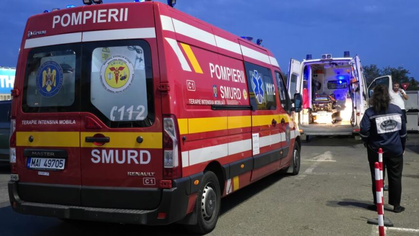 Intervenție de urgență în parcarea Carrefour Tom Constanța: un bărbat a avut nevoie de resuscitare! 1 foto unei persoane i s a facut rau in parcarea de la carrefour tom constanta barbatului i se efectueaza protocolul de resuscitare 68b484ab55d20