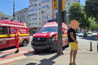 foto video accident cu o autospeciala smurd si un bmw la intersectia de la capela militara 68973d3054aa1