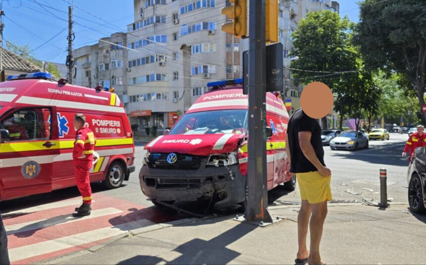 Coliziune spectaculoasă între o autospecială SMURD și un BMW, la intersecția din apropierea Capelei Militare! 1 foto video accident cu o autospeciala smurd si un bmw la intersectia de la capela militara 68973d3054aa1