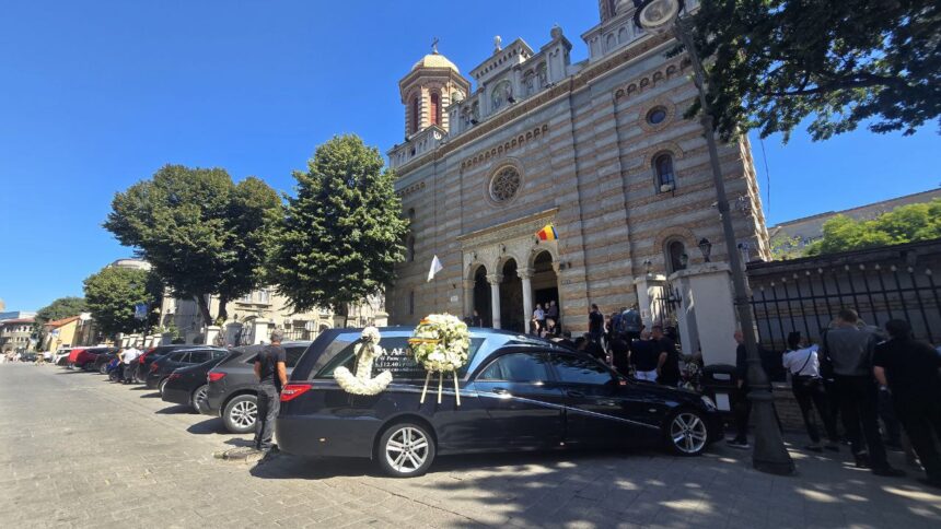 Înmormântarea lui Alexandru Mezei, șeful Autorității Navale Române, marchează o ultimă despărțire emoționantă. 1 foto video alexandru mezei directorul autoritatii navale romane este condus astazi pe ultimul drum 68a1a99e5ae43