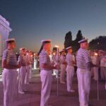 Constanța în Flăcări: Zeci de mii de oameni onorează militarii la ceremonia de retragere cu torțe, încheind festivitățile Zilei Marinei. 3 foto video constanta mii de constanteni participa la ceremonia de retragere cu torte a militarilor care incheie festivitatile dedicate zilei marinei 689f739f74aac