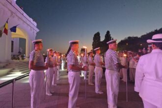 foto video constanta mii de constanteni participa la ceremonia de retragere cu torte a militarilor care incheie festivitatile dedicate zilei marinei 689f739f74aac